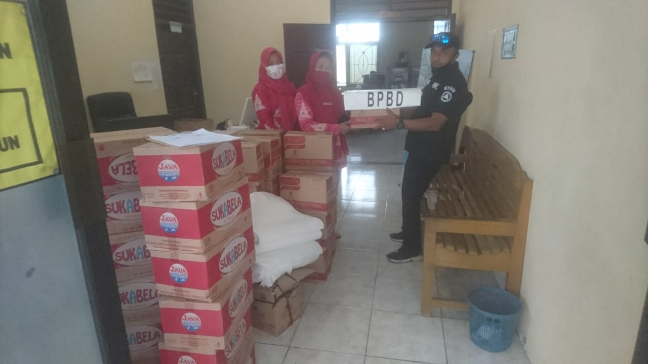 Penyerahan Bantuan Logistik Korban Bencana