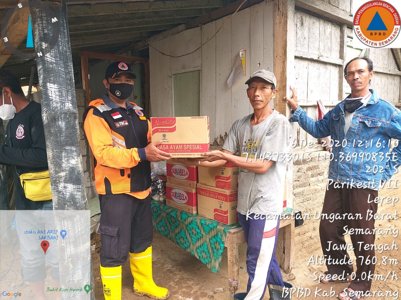 Penyerahan Bantuan Logistik Korban Longsor di Lerep