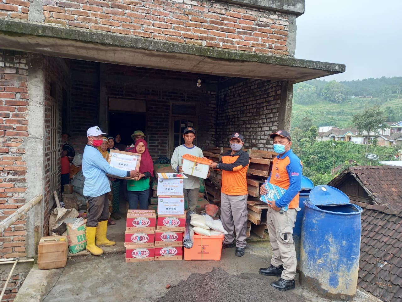 Penyerahan Bantuan Logistik Korban Tanah Longsor di Dusun Pager Gedog Desa Sepakung, Kec. Banyubiru