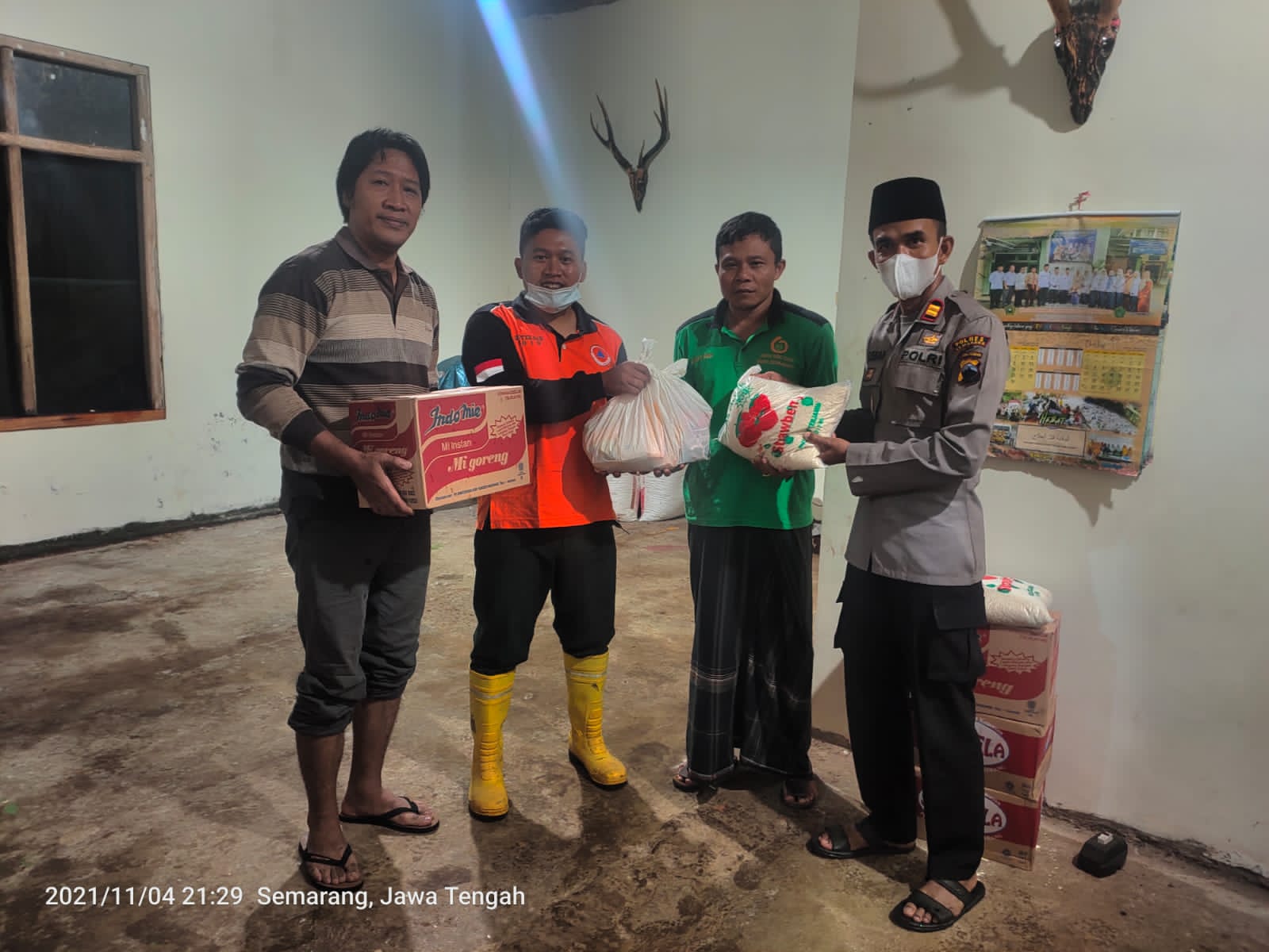 Penyerahan bantuan logistik korban Tanah Longsor di Dsn. Sepakung Wetan RT 02 RW 01 Ds. Sepakung
