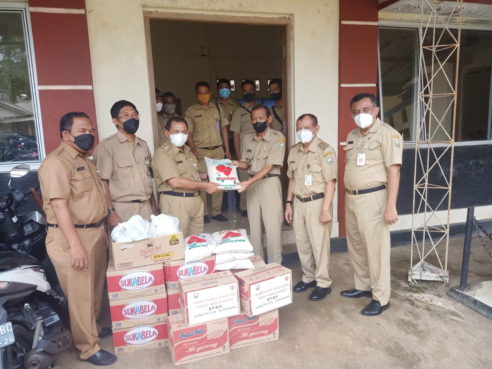 Penyerahan Bantuan Kerja Bakti Bencana Banjir di Dusun Ketanggi, Suruh