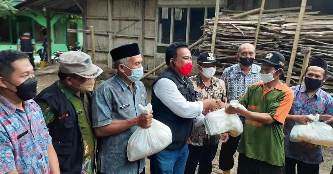 Pemberian Bantuan Korban Tanah Longsor di Dusun Sengrong, Desa Terban
