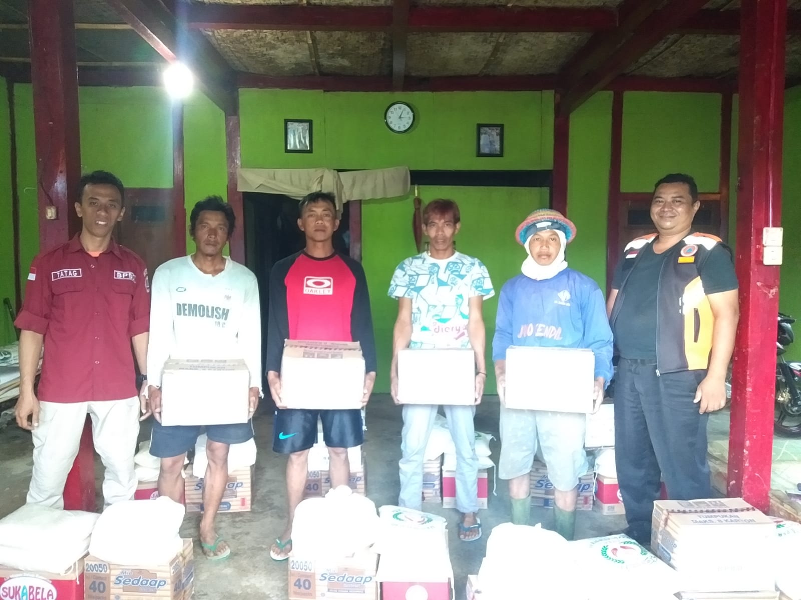 Penyerahan Bantuan Logistik Korban Bencana Angin Puting Beliung di Getasan