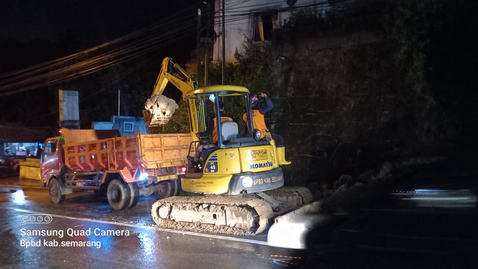 Pembersihan Material Longsor di Bandungan